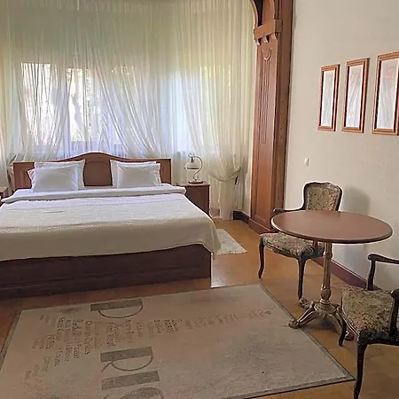 アパートホテル Kert Free Parking 4*