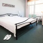 Kert Free Parking Aparthotel